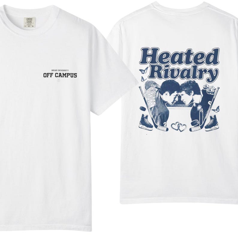 Peut inclure: Un t-shirt blanc &agrave; manches courtes avec un petit motif noir sur la poitrine indiquant "BRIAR UNIVERSITY OFF CAMPUS". Le dos pr&eacute;sente un grand motif bleu avec le texte "Heated Rivalry" au-dessus de deux joueurs de hockey face &agrave; face.