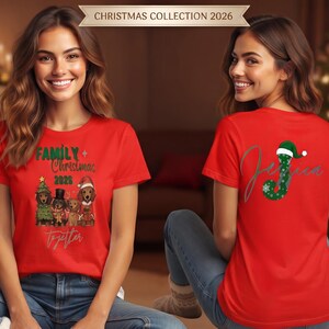 Puede incluir: Una camiseta roja de manga corta con un gr&aacute;fico de cuatro perros con ropa festiva y el texto Family Christmas 2025 Together en la parte delantera y una letra J grande de color verde con un gorro de Pap&aacute; Noel en la espalda con el nombre Jessica.