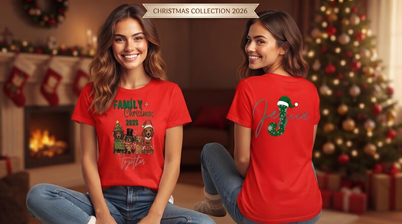 Puede incluir: Una camiseta roja de manga corta con un gr&aacute;fico de cuatro perros con ropa festiva y el texto Family Christmas 2025 Together en la parte delantera y una letra J grande de color verde con un gorro de Pap&aacute; Noel en la espalda con el nombre Jessica.