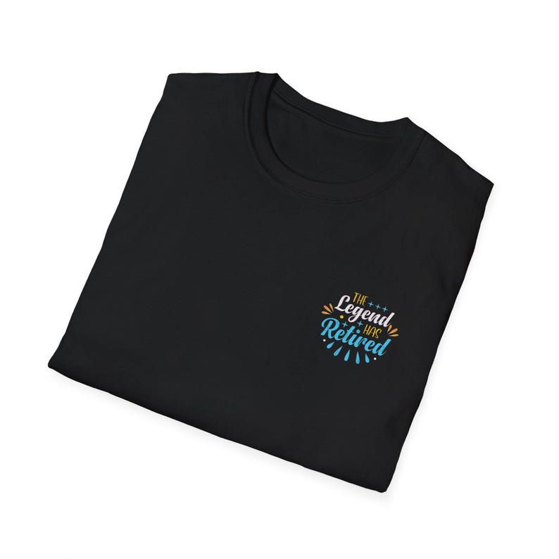 Pensioen T-shirt | Tekst op kleine borst, Adventure Begins-thema, zwart T-shirt afbeelding 15