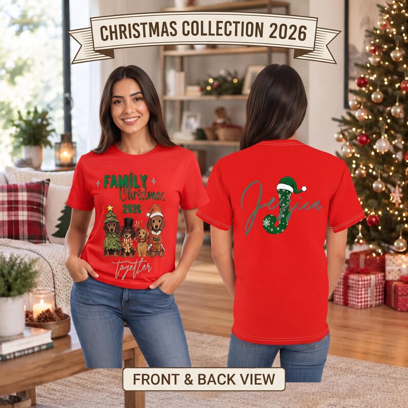 Puede incluir: Una camiseta roja con un gr&aacute;fico frontal de cuatro perros salchicha con ropa navide&ntilde;a y el texto "FAMILY Christmas 2026 together", y en la parte posterior una letra "J" verde grande con un gorro de Pap&aacute; Noel y el nombre "Jessica" en cursiva.