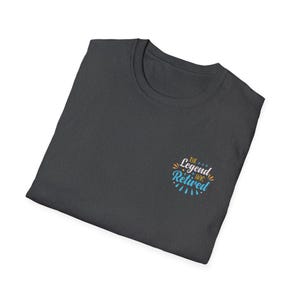 Pensioen T-shirt | Tekst op kleine borst, Adventure Begins-thema, zwart T-shirt afbeelding 17