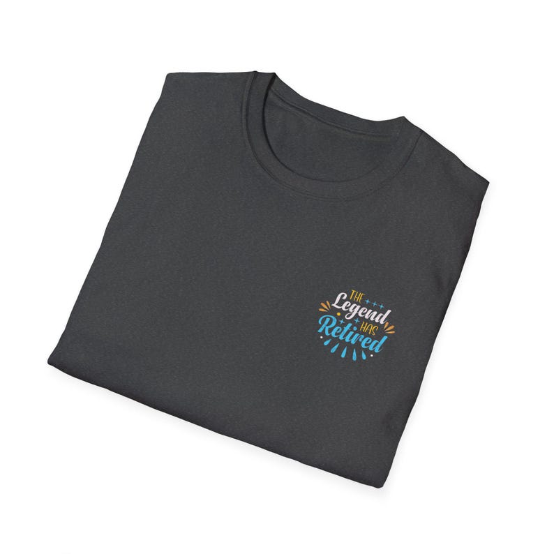 Pensioen T-shirt | Tekst op kleine borst, Adventure Begins-thema, zwart T-shirt afbeelding 17