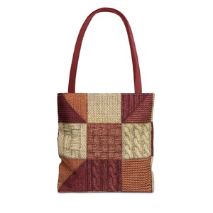 Könnte beinhalten: Eine Tragetasche mit einem Patchwork-Design mit verschiedenen Stricktexturen in Burgunder-, Beige- und Orangetönen. Die Tasche hat burgunderfarbene Griffe und eine rechteckige Form.