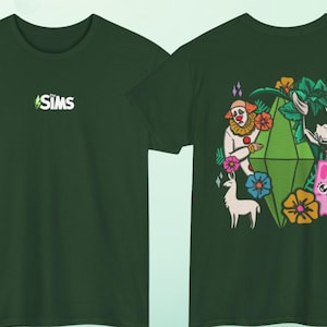 Puede incluir: Camiseta verde oscuro con la palabra "SIMS" en blanco y verde en la parte delantera. La parte trasera de la camiseta muestra un gr&aacute;fico colorido con un payaso, una llama, flores y otros personajes de dibujos animados.