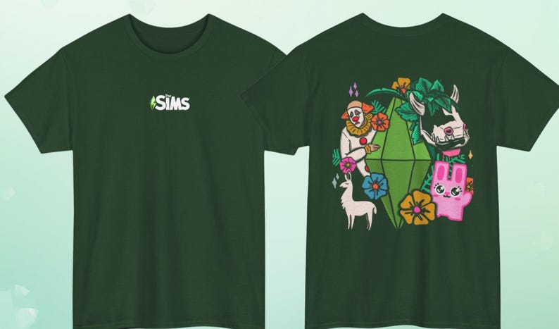 Puede incluir: Camiseta verde oscuro con la palabra "SIMS" en blanco y verde en la parte delantera. La parte trasera de la camiseta muestra un gr&aacute;fico colorido con un payaso, una llama, flores y otros personajes de dibujos animados.