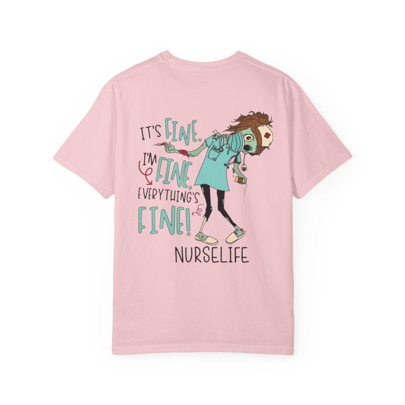 T-shirt illustration humoristique « Infirmière » | Cadeau d'Halloween, chat et zombie, design « Tout va bien » image 18