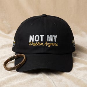 Pensioencadeau, Klassieke Dad Cap | Geborduurde pet met tekst: Not My Problem Anymore afbeelding 2