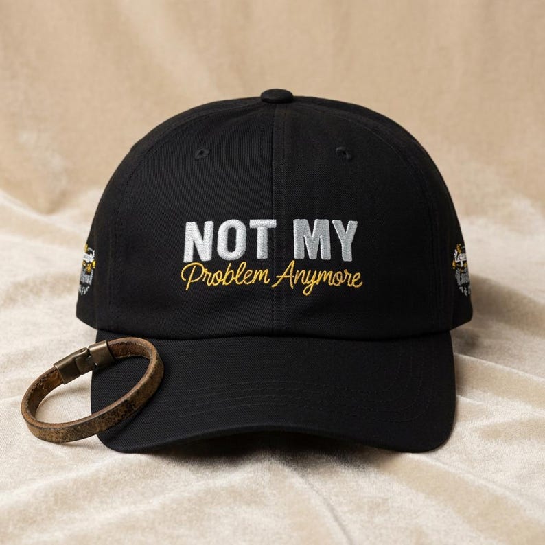 Pensioencadeau, Klassieke Dad Cap | Geborduurde pet met tekst: Not My Problem Anymore afbeelding 2