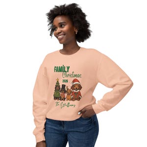 Personalisiertes Familien-Weihnachts-Sweatshirt 2026 | Hunde & Weihnachtsbaum Bild 9