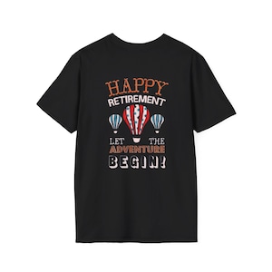 Pensioen T-shirt | Tekst op kleine borst, Adventure Begins-thema, zwart T-shirt afbeelding 4