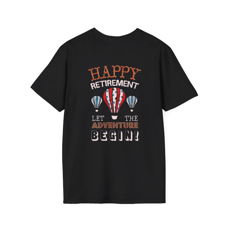 Pensioen T-shirt | Tekst op kleine borst, Adventure Begins-thema, zwart T-shirt afbeelding 4