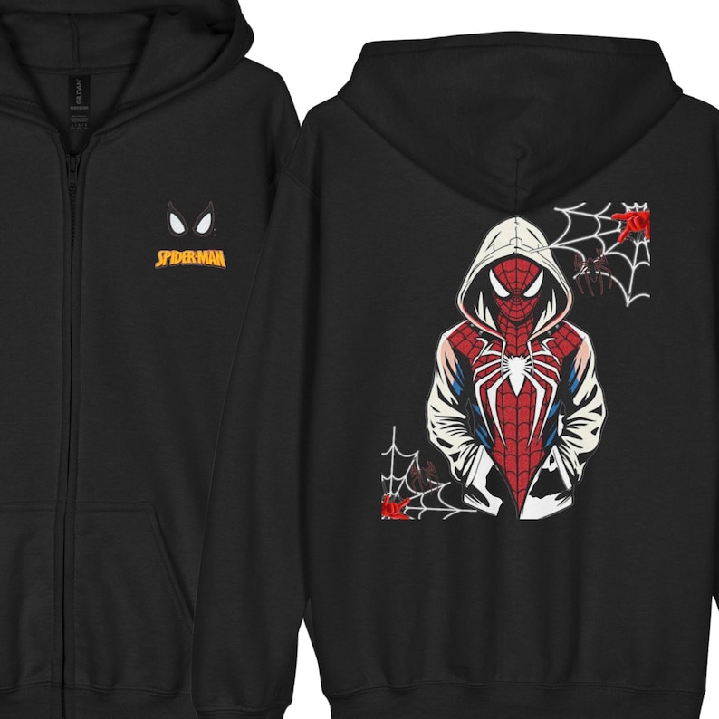 Op de afbeelding: Een zwarte hoodie met rits en een klein Spider-Man-logo en ogen op de linkerborst. De achterkant toont een grote afbeelding van een personage in een rood en blauw spinnenkostuum met een witte capuchon, omringd door witte spinnenwebillustraties.