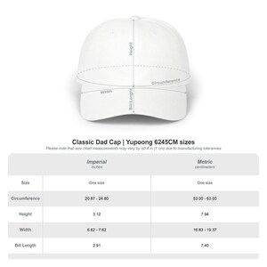 K&ouml;nnte beinhalten: Eine wei&szlig;e Baseballkappe mit einer Gr&ouml;&szlig;entabelle in Zentimetern. Die Tabelle zeigt einen Umfang von 53,00-63,00 cm, eine H&ouml;he von 7,94 cm, eine Breite von 16,83-19,37 cm und eine Schirml&auml;nge von 7,40 cm f&uuml;r das Modell Yupoong 6245CM an.
