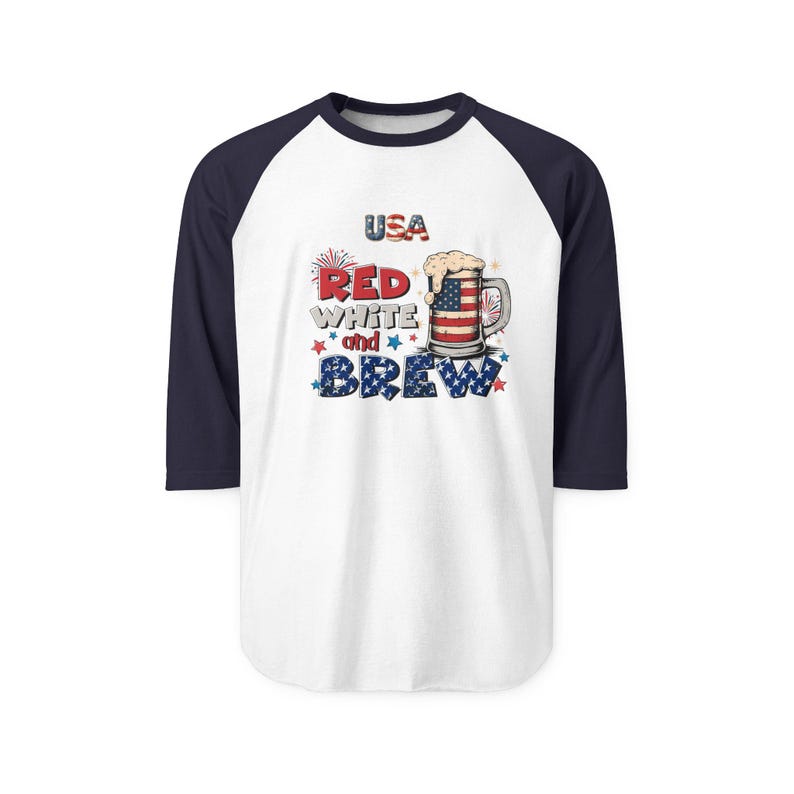 Peut inclure: Un t-shirt de baseball blanc &agrave; manches trois-quarts bleu marine avec un motif repr&eacute;sentant une chope de bi&egrave;re aux couleurs du drapeau am&eacute;ricain, le texte USA et les mots RED WHITE and BREW en rouge, blanc et bleu avec des &eacute;toiles.