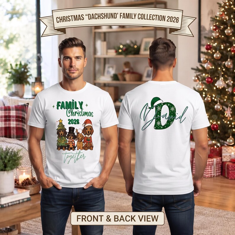 Puede incluir: Una camiseta blanca con un gr&aacute;fico frontal de cuatro perros salchicha con ropa navide&ntilde;a y el texto FAMILY Christmas 2026 together. La parte posterior muestra una letra D verde grande con un gorro de Pap&aacute; Noel y el nombre David en cursiva.