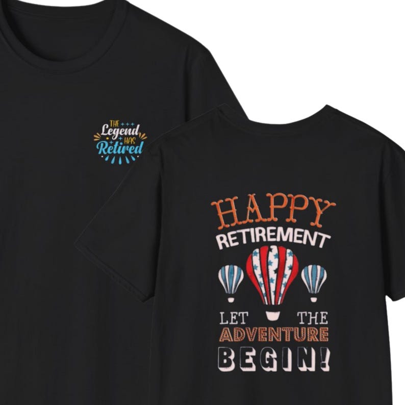 Op de afbeelding: Een zwart t-shirt met een kleine afbeelding op de borst met de tekst The Legend Has Retired. De achterkant van het shirt toont een grote afbeelding met drie heteluchtballonnen, de tekst Happy Retirement en de zin Let The Adventure Begin!