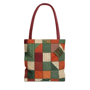 Könnte beinhalten: Eine Tragetasche mit einem Patchwork-Design in Grün-, Orange-, Creme- und Burgundertönen. Die Tasche hat einen burgunderfarbenen Griff und ein Muster, das Stricktexturen nachahmt. Die Tasche ist zum Tragen von Gegenständen konzipiert.