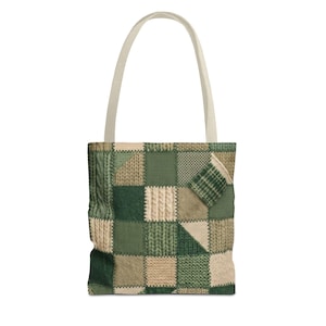 Può includere: Una borsa tote con un design patchwork nei toni del verde e del beige. Ha un manico color crema e un motivo strutturato sul davanti, con quadrati di tessuti e texture diversi.