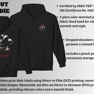 Peut inclure: Un sweat &agrave; capuche noir avec un motif frontal de petites t&ecirc;tes de personnages et le texte FRIENDS. Le dos pr&eacute;sente un grand motif d'une main gant&eacute;e avec le texte rouge WANNA PLAY et YOU'RE NEXT. Le sweat inclut une capuche et une poche ventrale.