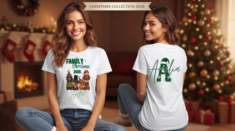 Puede incluir: Una camiseta blanca de manga corta con un gr&aacute;fico de cuatro perros salchicha con ropa festiva y el texto "FAMILY CHRISTMAS 2026 together" en el frente, y una letra "A" grande con patr&oacute;n de copos de nieve verdes y un gorro de Pap&aacute; Noel detr&aacute;s.