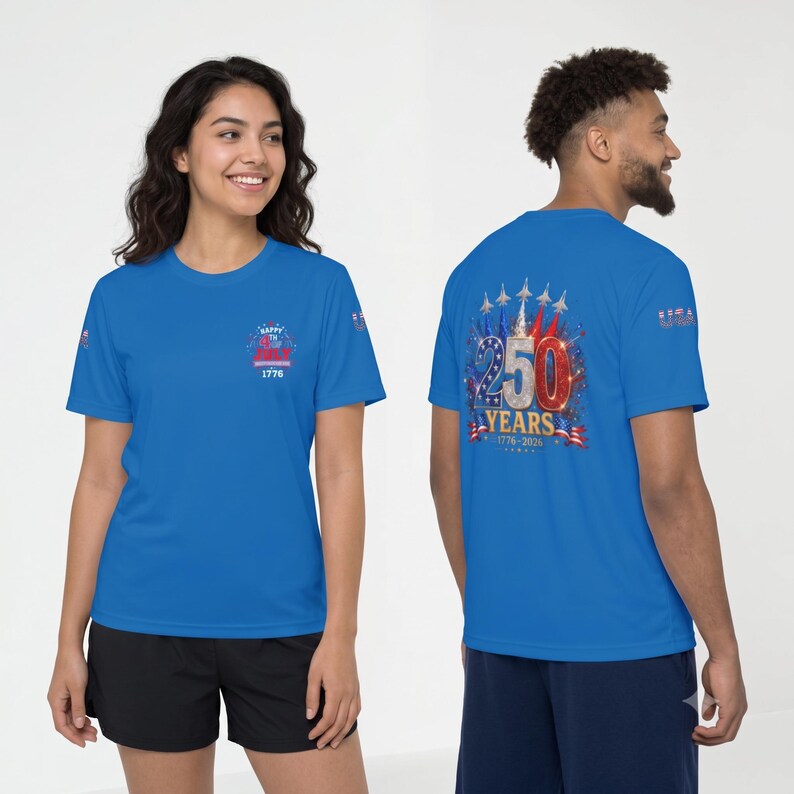 Puede incluir: Una camiseta azul brillante de manga corta con un peque&ntilde;o gr&aacute;fico en el pecho que dice Happy 4th of July 1776. La parte posterior muestra un gr&aacute;fico grande con el texto 250 Years 1776-2026, aviones de combate, fuegos artificiales y USA en la manga.