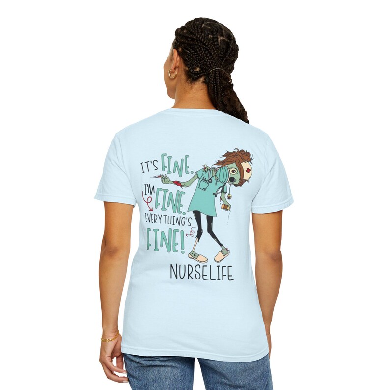 T-shirt illustration humoristique « Infirmière » | Cadeau d'Halloween, chat et zombie, design « Tout va bien » image 14