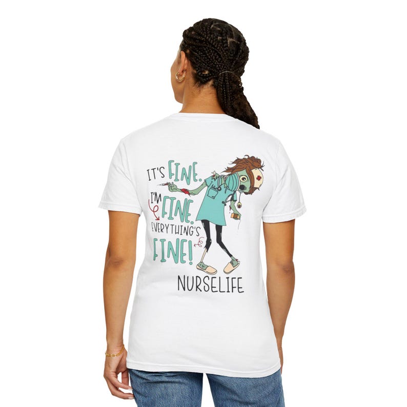 T-shirt illustration humoristique « Infirmière » | Cadeau d'Halloween, chat et zombie, design « Tout va bien » image 12