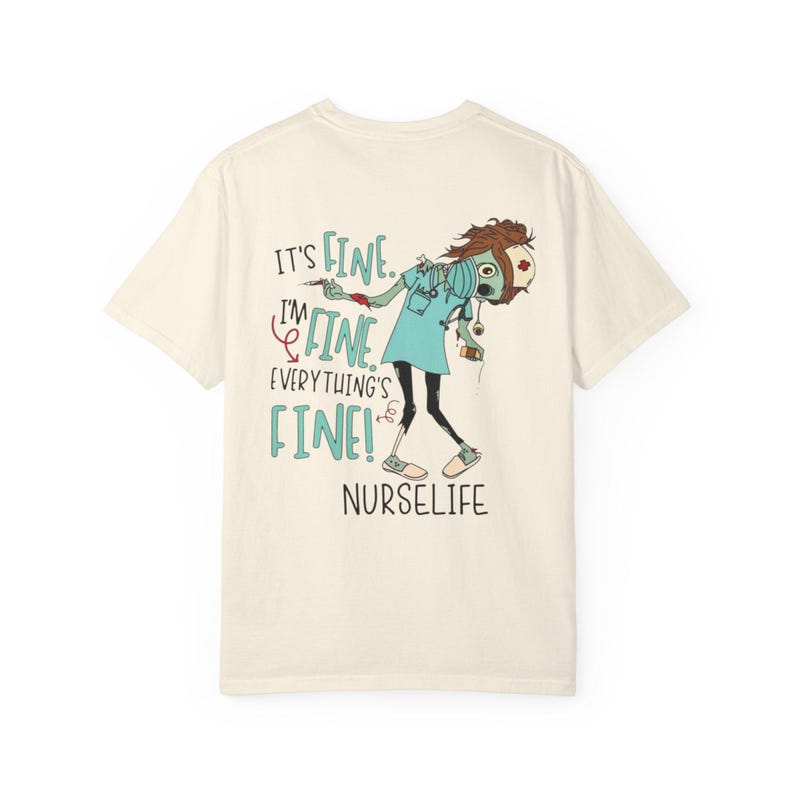 T-shirt illustration humoristique « Infirmière » | Cadeau d'Halloween, chat et zombie, design « Tout va bien » image 2