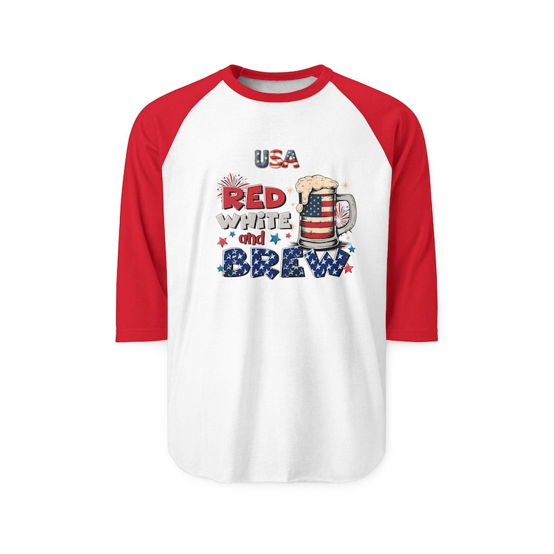 Peut inclure: Un t-shirt de baseball blanc &agrave; manches trois-quarts rouges avec un motif repr&eacute;sentant une chope de bi&egrave;re aux couleurs du drapeau am&eacute;ricain, le texte USA et les mots RED WHITE and BREW en lettres rouges, blanches et bleues &eacute;toil&eacute;es.