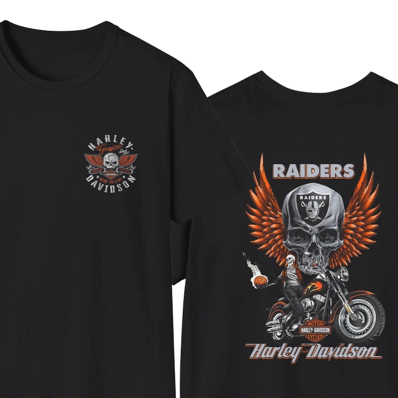 K&ouml;nnte beinhalten: Ein schwarzes T-Shirt mit einem kleinen Harley-Davidson-Logo auf der Brust. Die R&uuml;ckseite zeigt eine gro&szlig;e Grafik eines Totenkopfes mit orangefarbenen Fl&uuml;geln, einem Motorrad und dem Schriftzug Raiders und Harley-Davidson in Wei&szlig; und Orange.