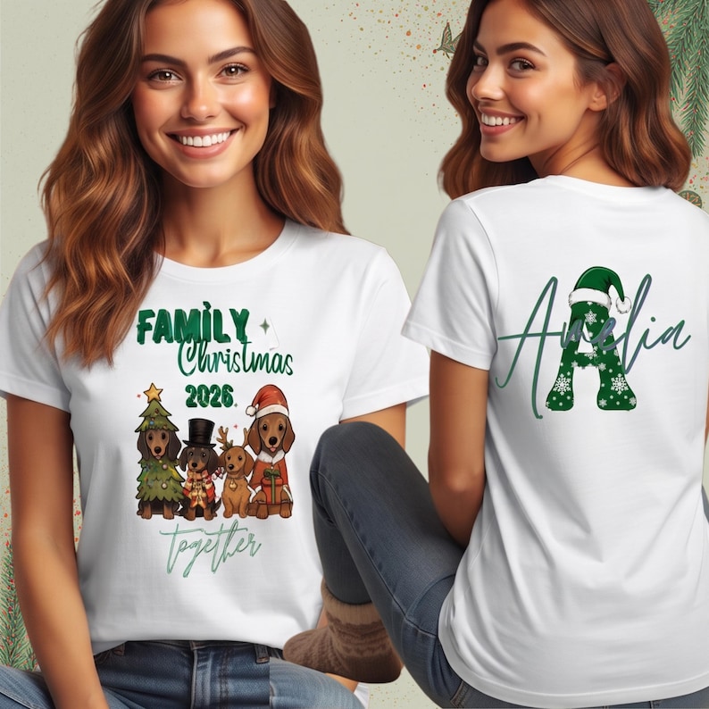 Puede incluir: Una camiseta blanca con un gr&aacute;fico de cuatro perros salchicha con ropa navide&ntilde;a y el texto Family Christmas 2026 together en el frente, y una letra A grande de color verde con un gorro de Pap&aacute; Noel y el nombre Amelia en la parte posterior.