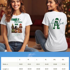 Puede incluir: Una camiseta blanca con un gr&aacute;fico frontal de cuatro perros salchicha con ropa festiva y el texto "FAMILY Christmas 2026 together", y un gr&aacute;fico trasero de una letra "A" verde grande con un gorro de Pap&aacute; Noel y el nombre "Amelia" en cursiva.