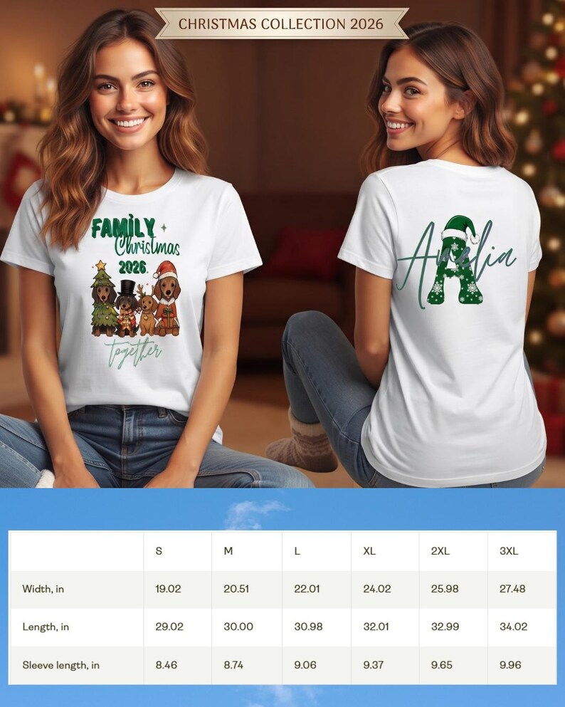 Puede incluir: Una camiseta blanca con un gr&aacute;fico frontal de cuatro perros salchicha con ropa festiva y el texto "FAMILY Christmas 2026 together", y un gr&aacute;fico trasero de una letra "A" verde grande con un gorro de Pap&aacute; Noel y el nombre "Amelia" en cursiva.