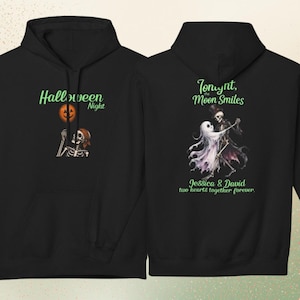 Peut inclure: Un sweat-shirt &agrave; capuche noir avec un motif sur le devant repr&eacute;sentant un squelette tenant un ballon citrouille orange et le texte "Halloween Night". Au dos, un squelette et un fant&ocirc;me dansent avec le texte "Tonight, the Moon Smiles" et "Jessica & David two hearts together forever."