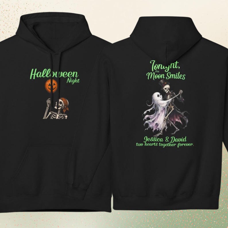 Peut inclure: Un sweat-shirt &agrave; capuche noir avec un motif sur le devant repr&eacute;sentant un squelette tenant un ballon citrouille orange et le texte "Halloween Night". Au dos, un squelette et un fant&ocirc;me dansent avec le texte "Tonight, the Moon Smiles" et "Jessica & David two hearts together forever."