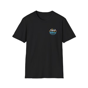 Pensioen T-shirt | Tekst op kleine borst, Adventure Begins-thema, zwart T-shirt afbeelding 3
