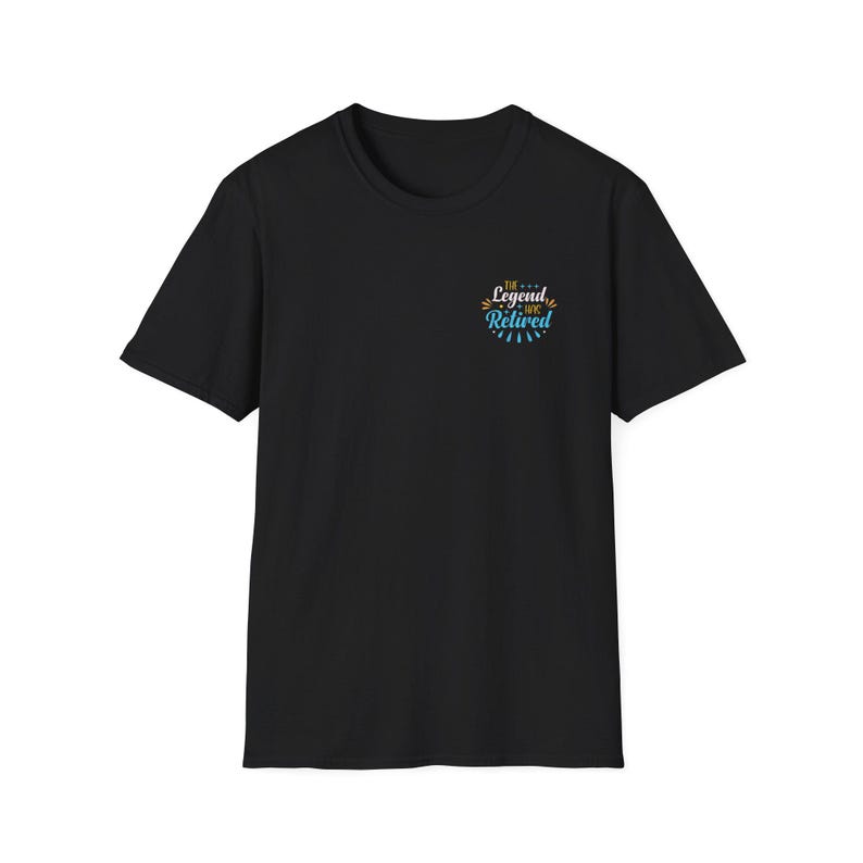 Pensioen T-shirt | Tekst op kleine borst, Adventure Begins-thema, zwart T-shirt afbeelding 3
