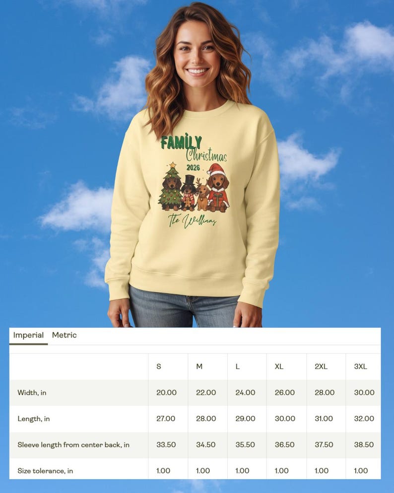 K&ouml;nnte beinhalten: Ein blassgelbes Sweatshirt mit Rundhalsausschnitt und einer Grafik von vier Dackeln in festlicher Kleidung sowie dem Text Family Christmas 2026 The Williams. Unter dem Sweatshirt befindet sich eine Gr&ouml;&szlig;entabelle mit Ma&szlig;en in Zoll f&uuml;r S bis 3XL.