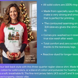 Op de afbeelding: Een wit raglan-shirt met rode driekwartmouwen en zwarte boorden. De voorkant heeft een afbeelding van vier honden in feestelijke kleding met de tekst Family Christmas 2026 en ruimte voor een naam. Het shirt is gemaakt van 100% katoen.