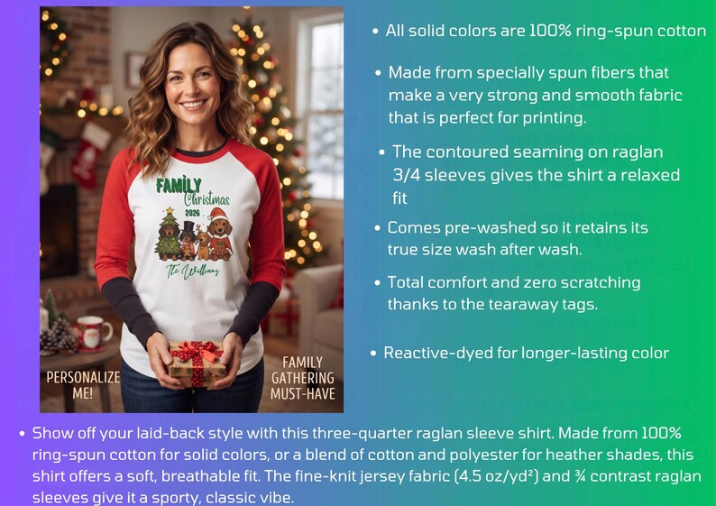 Op de afbeelding: Een wit raglan-shirt met rode driekwartmouwen en zwarte boorden. De voorkant heeft een afbeelding van vier honden in feestelijke kleding met de tekst Family Christmas 2026 en ruimte voor een naam. Het shirt is gemaakt van 100% katoen.