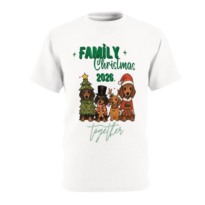 Puede incluir: Una camiseta blanca con un gr&aacute;fico de cuatro perros salchicha y el texto "FAMILY Christmas 2026" y "together". Los perros llevan ropa festiva, incluyendo un disfraz de &aacute;rbol de Navidad, un sombrero de copa con bufanda, astas de reno y un traje de Santa.