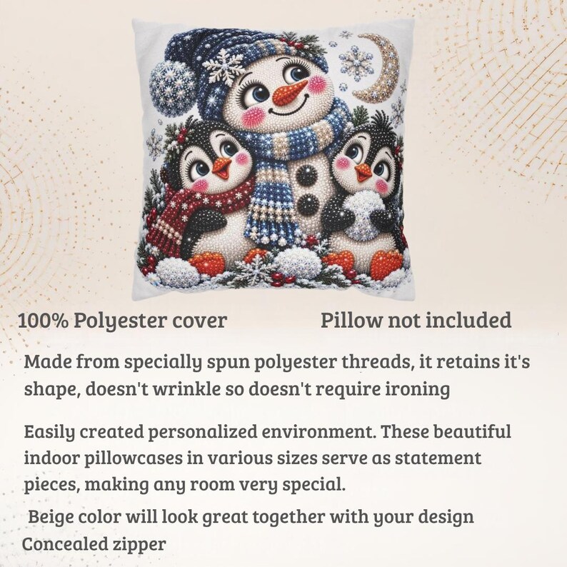Op de afbeelding: Een vierkante kussensloop met een diamond painting-afbeelding van een glimlachende sneeuwman met een blauwe muts en sjaal, geflankeerd door twee pingu&iuml;ns. De witte hoes bevat de tekst 100% Polyester cover, Pillow not included en stofdetails.