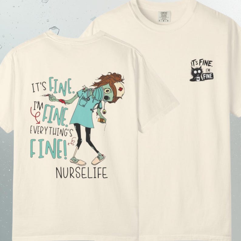 Peut inclure: Un t-shirt blanc cass&eacute; avec un motif au dos repr&eacute;sentant une infirmi&egrave;re zombie aux cheveux &eacute;bouriff&eacute;s, portant un masque et un st&eacute;thoscope, tenant une seringue. Le texte indique : It's fine. I'm fine. Everything's fine! NURSELIFE. Le devant pr&eacute;sente un petit chat noir.