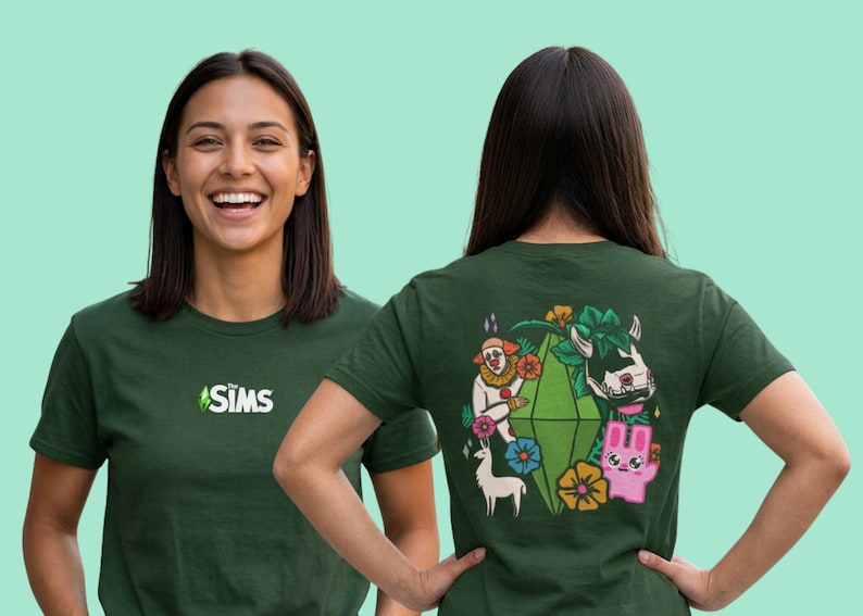Puede incluir: Camiseta verde oscuro con la palabra "SIMS" en blanco y verde en la parte delantera. La parte posterior de la camiseta presenta un gr&aacute;fico colorido de un payaso, una vaca, un conejo y flores.