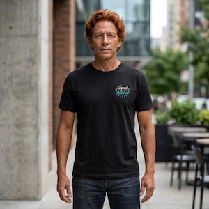 Pensioen T-shirt | Tekst op kleine borst, Adventure Begins-thema, zwart T-shirt afbeelding 6