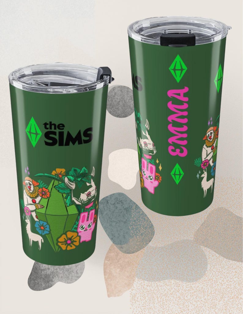 Pu&ograve; includere: Due bicchieri in acciaio inossidabile verde scuro con coperchi trasparenti. Uno presenta il logo verde plumbob di Sims, il testo "the SIMS" e illustrazioni colorate di un clown, un lama e una creatura rosa. L'altro mostra il nome "EMMA" in rosa.