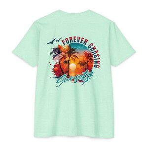 Koszulka Forever Chasing Sunsets | Grafika przedstawiająca zachód słońca z tropikalną palmą zdjęcie 9