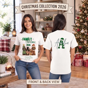 Puede incluir: Una camiseta blanca mostrada de frente y de espaldas. El frente presenta cuatro perros salchicha con ropa navide&ntilde;a y el texto "FAMILY Christmas 2026 together". La espalda muestra una letra "A" grande en verde con un gorro de Pap&aacute; Noel y el nombre "Amelia".