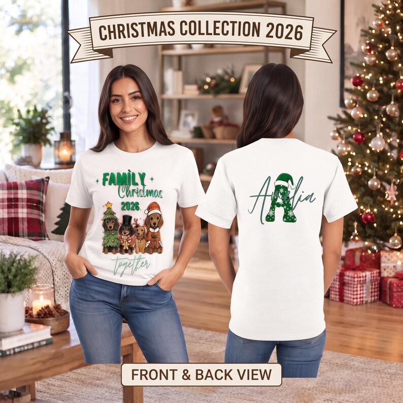 Puede incluir: Una camiseta blanca mostrada de frente y de espaldas. El frente presenta cuatro perros salchicha con ropa navide&ntilde;a y el texto "FAMILY Christmas 2026 together". La espalda muestra una letra "A" grande en verde con un gorro de Pap&aacute; Noel y el nombre "Amelia".